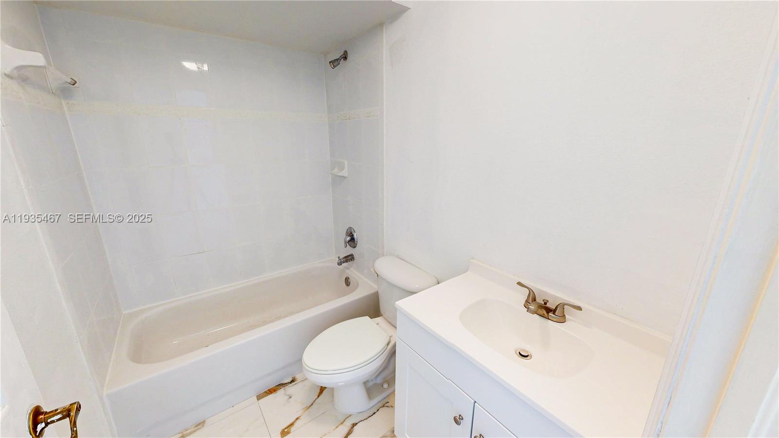27345 Southwest 138th Court Homestead, FL 33032 - Photo 24 of 75 a bathroom with a sink a toilet and bathtub
