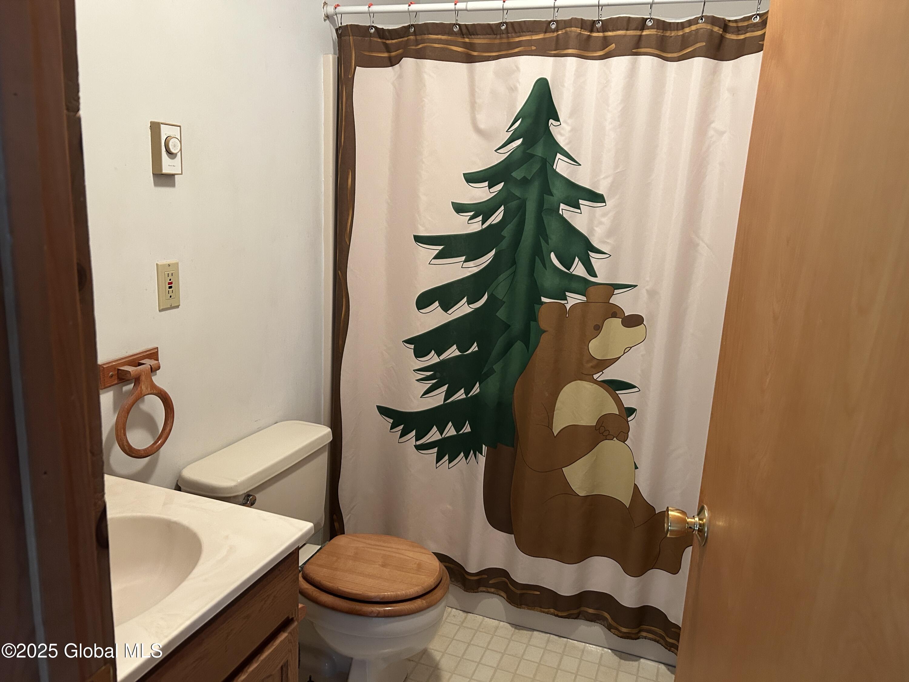 11 Ridgecrest Way Hampton, NY 12887 - Photo 29 of 39 11 ridgecrest upstairs bath