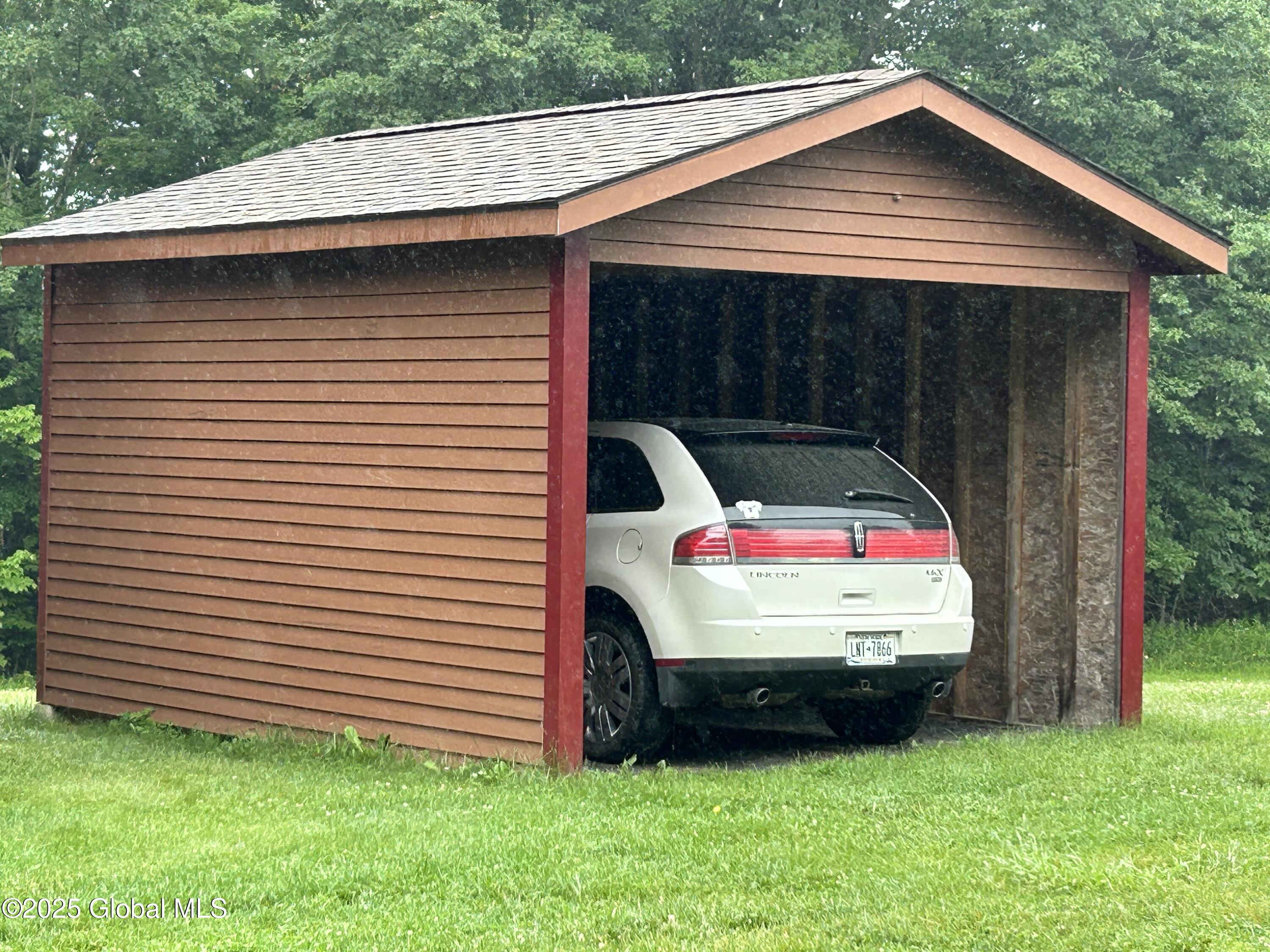11 Ridgecrest Way Hampton, NY 12887 - Photo 3 of 39 11 ridgecrest garage