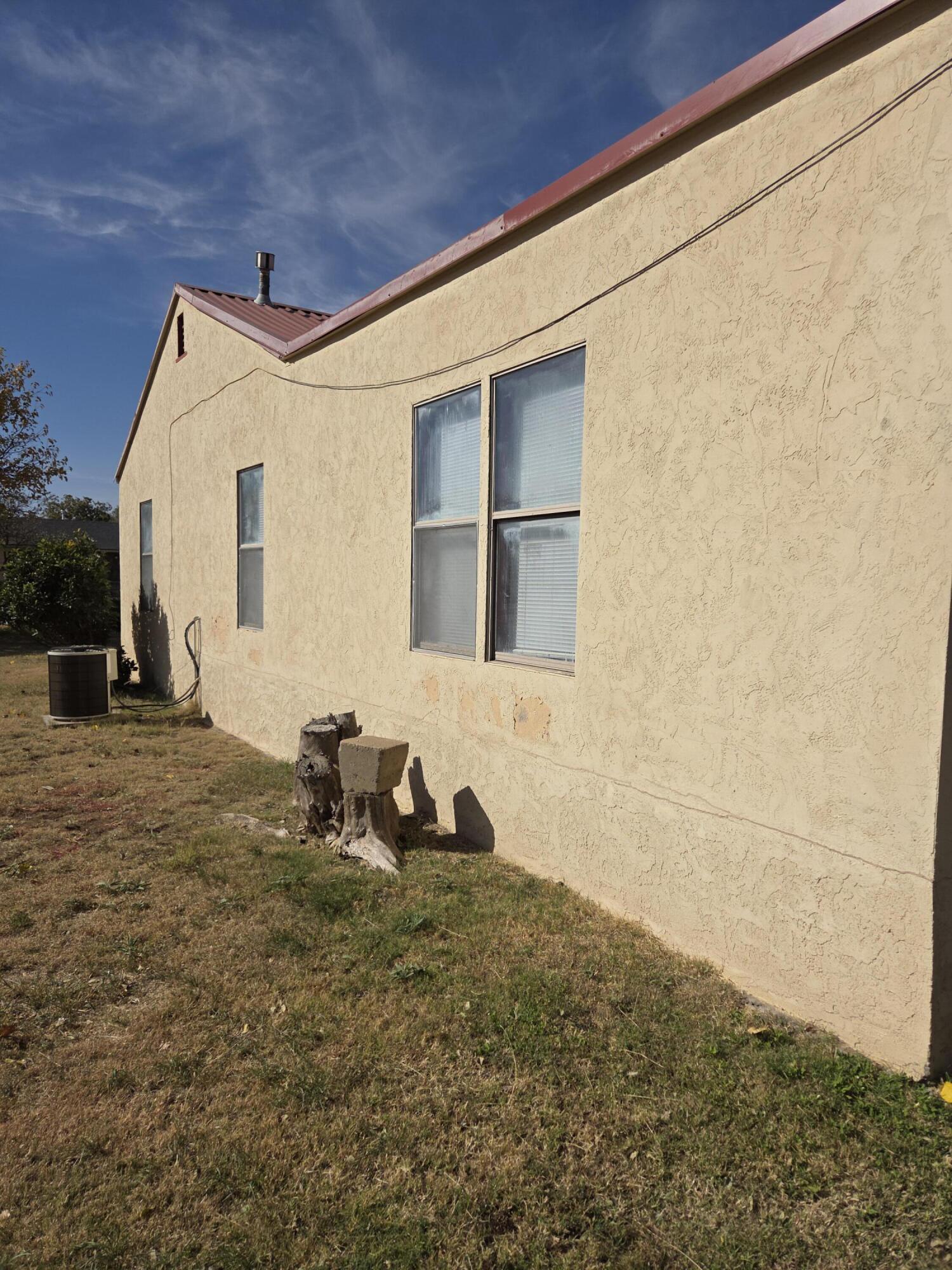 600 Vernon Plainview, TX 79072 - Photo 30 of 30 a backyard of a house with table and chairs