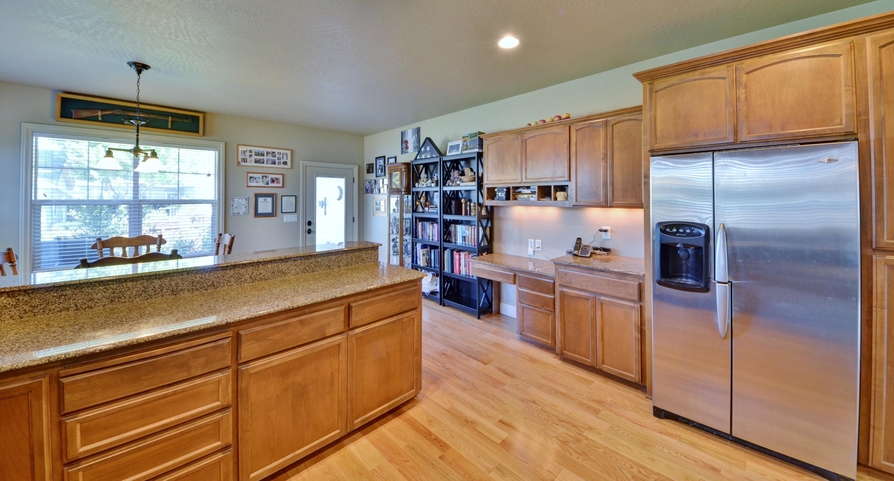 920 Buck Point Street Central Point, OR 97502 - Photo 10 of 40 036