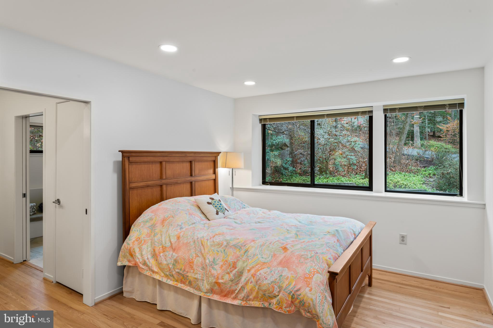 11286 Spyglass Cove Lane Reston, VA 20191 - Photo 13 of 20 2nd BR shares Jack & Jill bathw/3rd BR or office