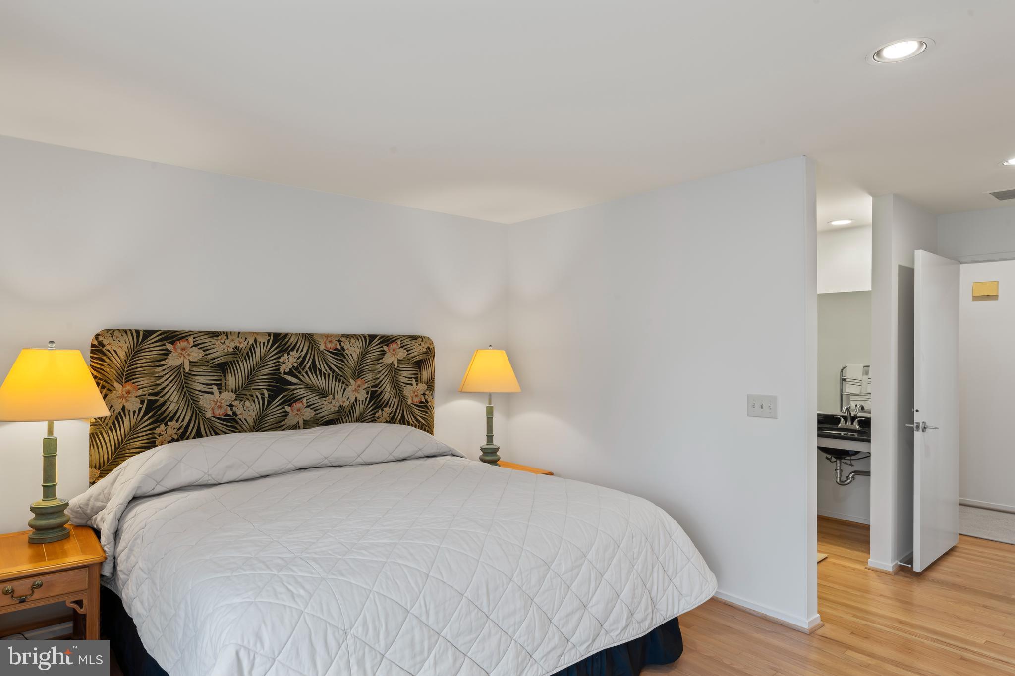 11286 Spyglass Cove Lane Reston, VA 20191 - Photo 10 of 20 Primary ensuite bedroom