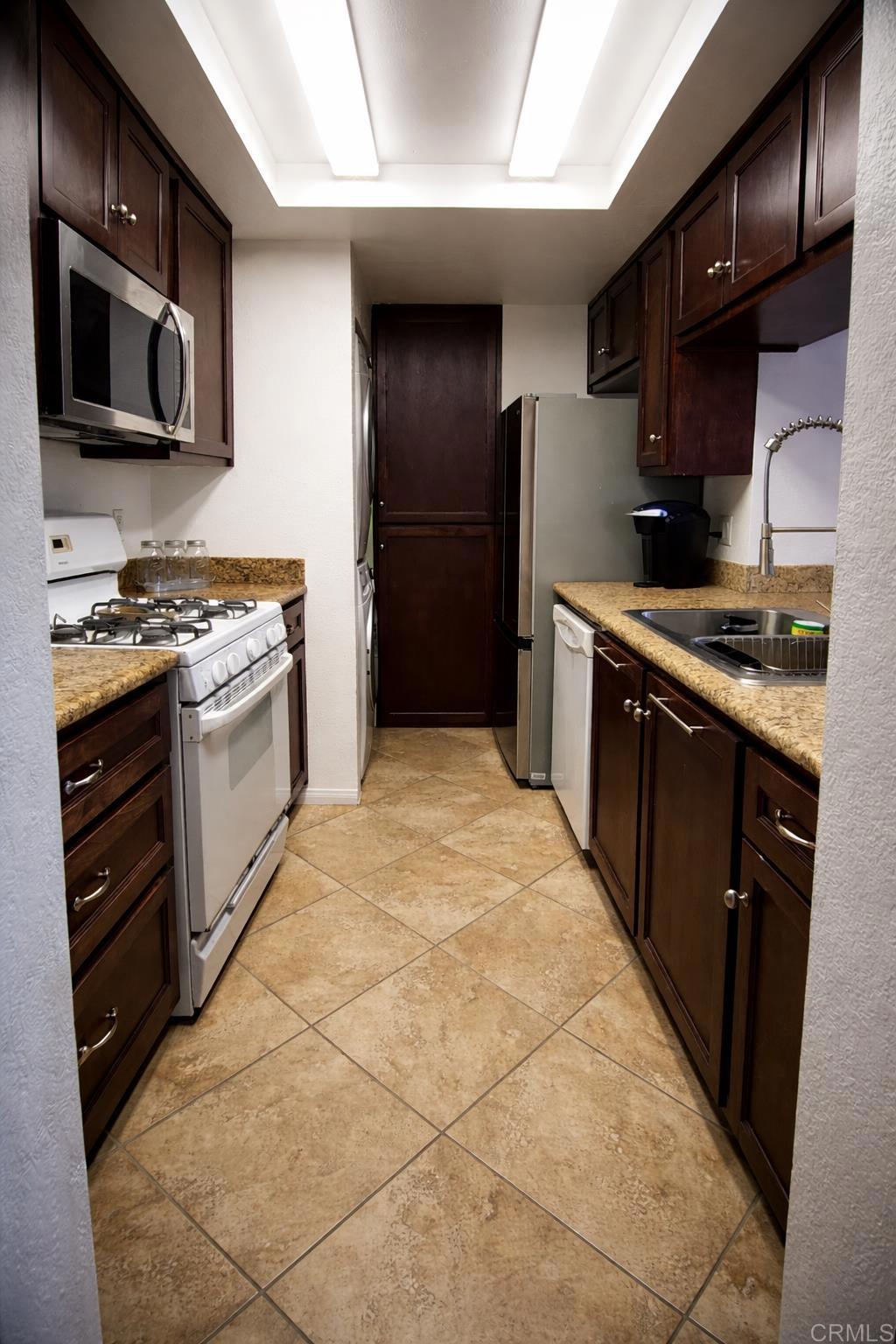 3051 Golden Oak Way Spring Valley, CA 91978 - Photo 11 of 18 Kitchen