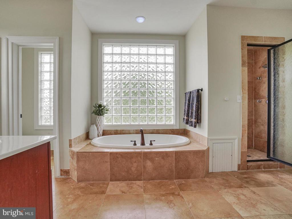 2131 Dixon Road Frederick, MD 21704 - Photo 26 of 65 Master bath w/ soaking tub.