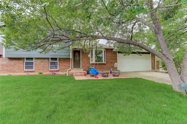 a view of a house with a backyard