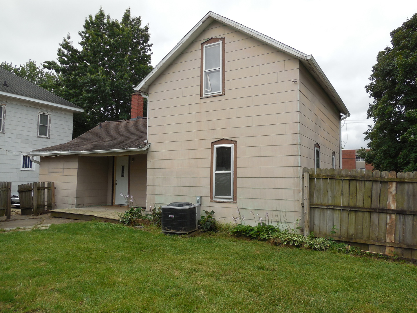 302 East Park Street Morrison, IL 61270 - Photo 15 of 15 a front view of a house with a yard