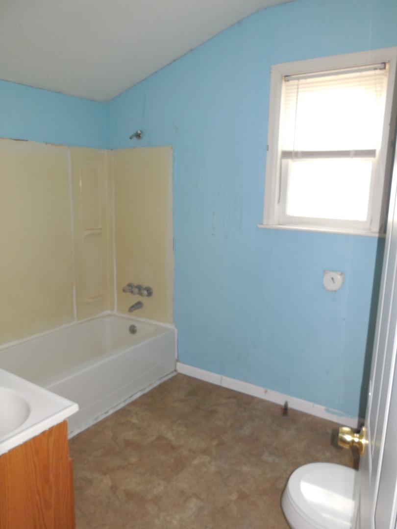 302 East Park Street Morrison, IL 61270 - Photo 4 of 15 a bathroom with a sink toilet and bathtub