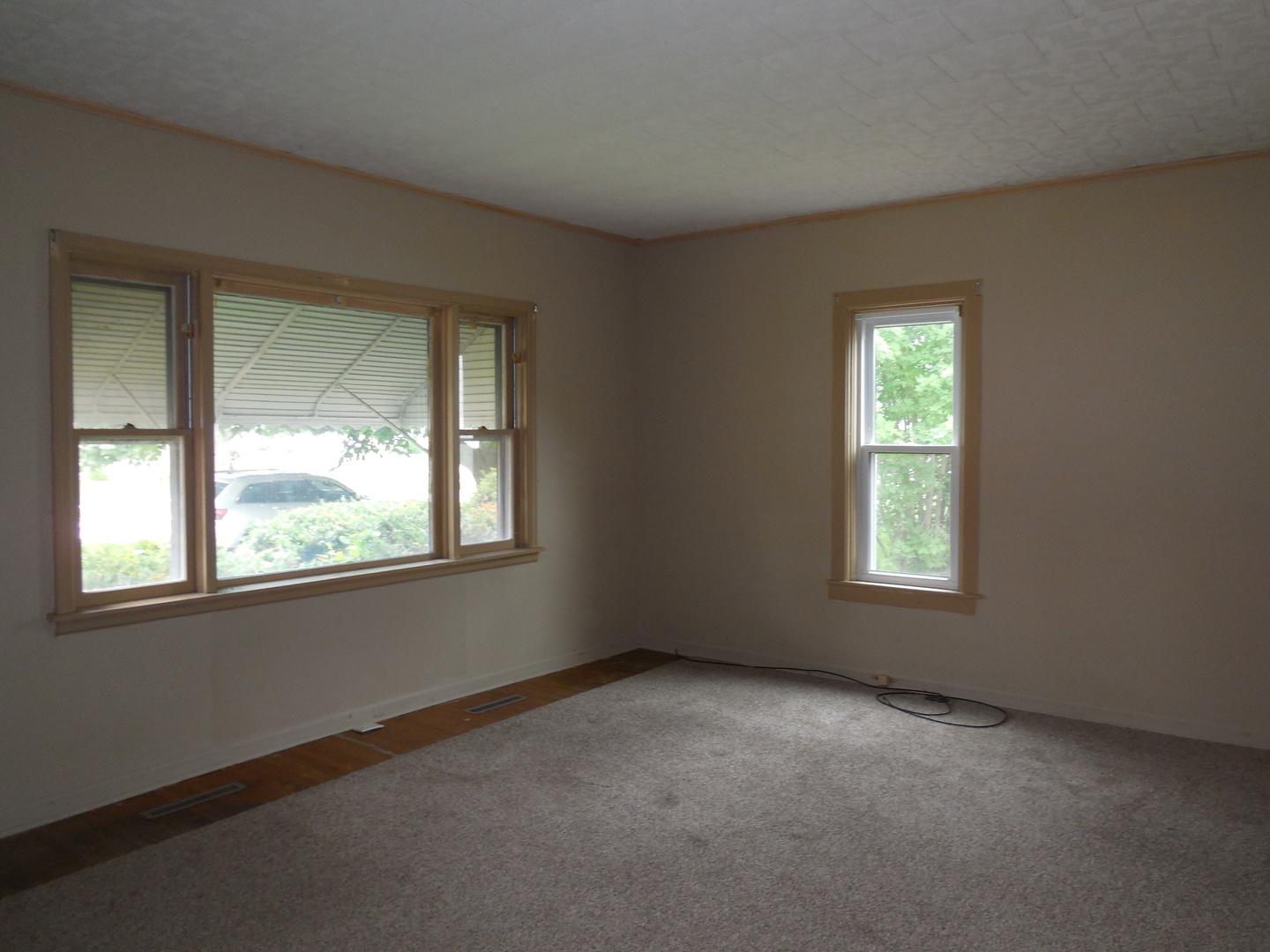 302 East Park Street Morrison, IL 61270 - Photo 5 of 15 an empty room with a window