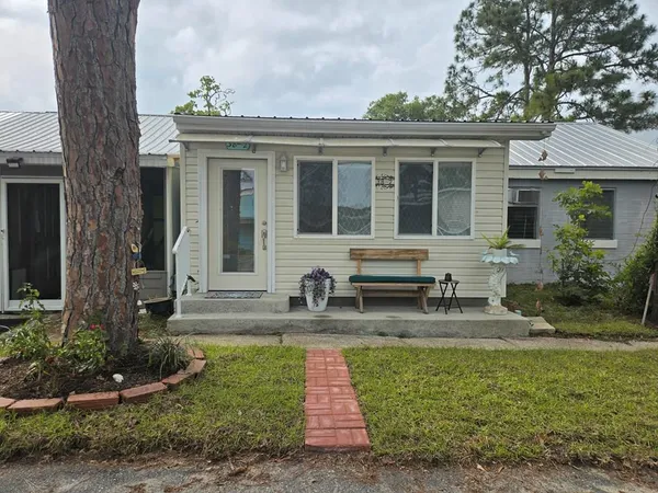 $165,900 | 38-2 East Pine Street, Lanark Village, FL 32322