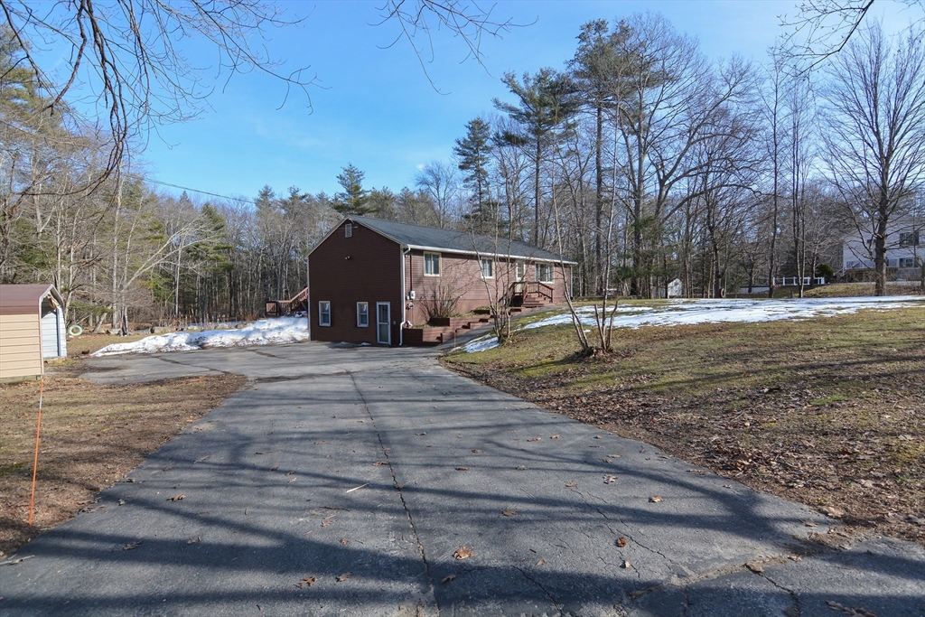 a view of a outdoor space with a house