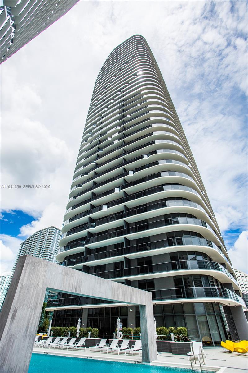 55 Southwest 9th Street, Unit 2107 Miami, FL 33130 - Photo 5 of 18 a front view of a multi story building