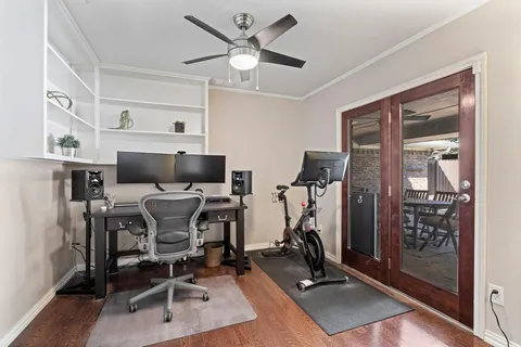 a view of a livingroom with furniture and a ceiling fan