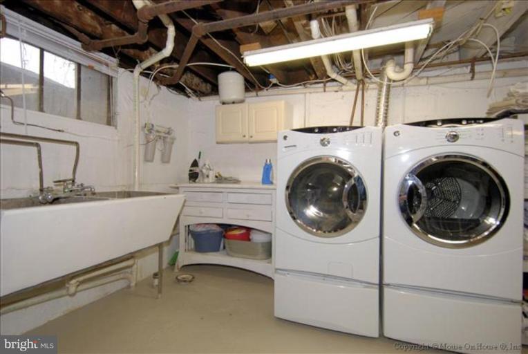 26 West Braddock Road Alexandria, VA 22301 - Photo 4 of 30 a utility room with sink dryer and washer