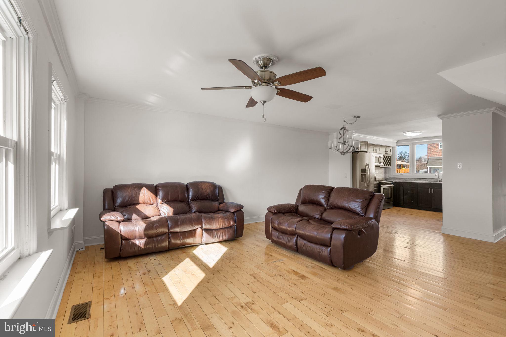3134 Holly Road Philadelphia, PA 19154 - Photo 9 of 35 Living room