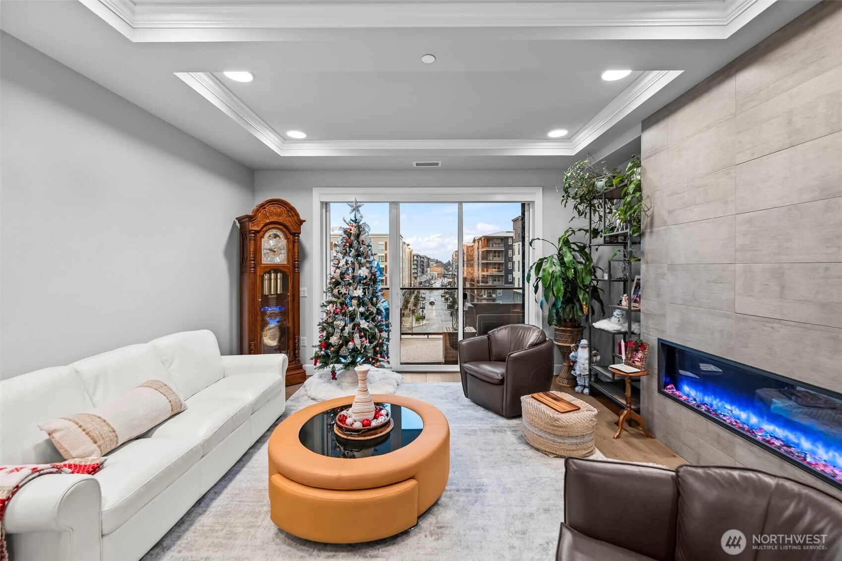 4907 Main Street, Unit 625 Tacoma, WA 98407 - Photo 12 of 40 a living room with furniture and a potted plant