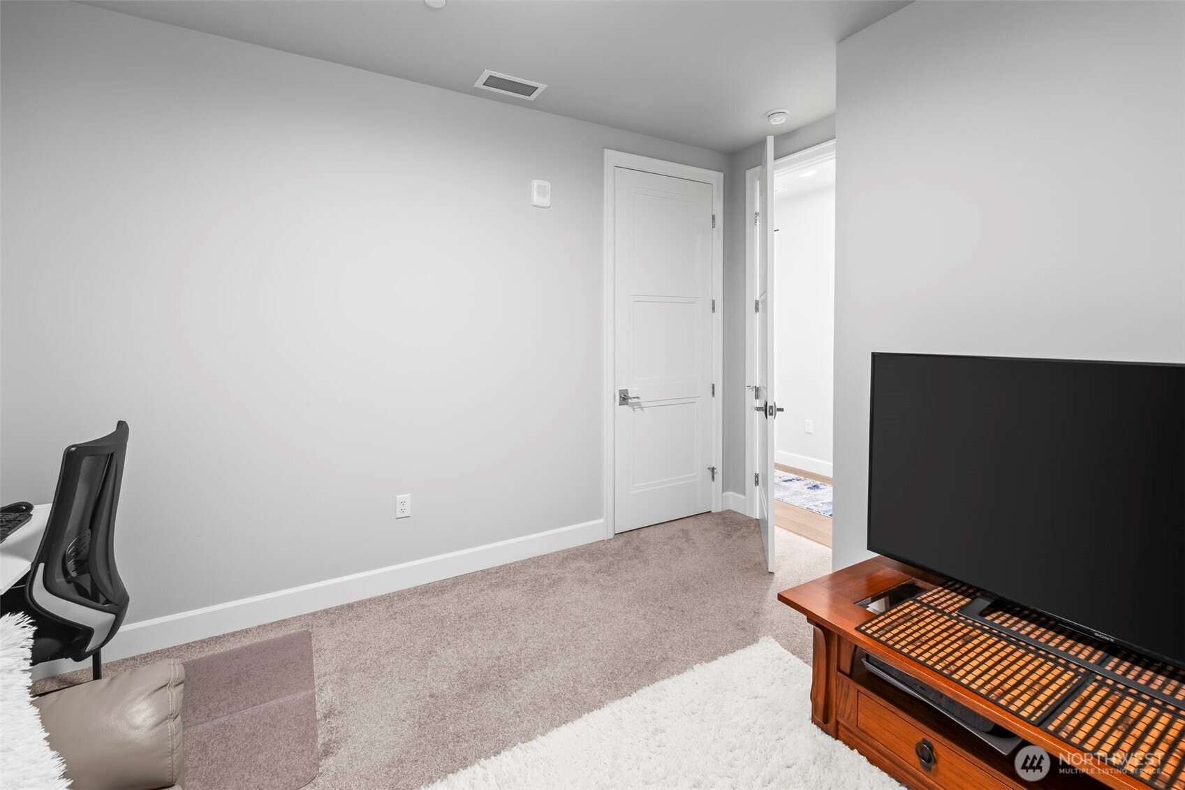 4907 Main Street, Unit 625 Tacoma, WA 98407 - Photo 23 of 40 a room with furniture and a flat screen tv