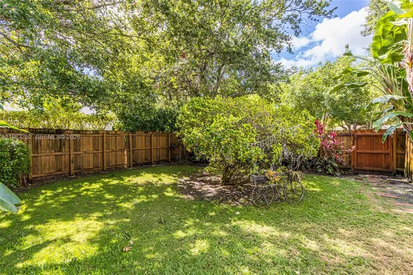 a view of yard with small fountain