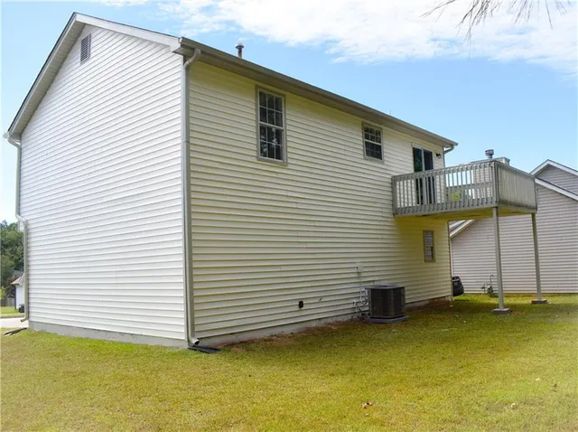 a view of a house with a backyard