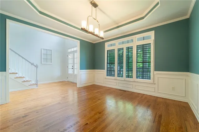 a view of empty room with a ceiling fan