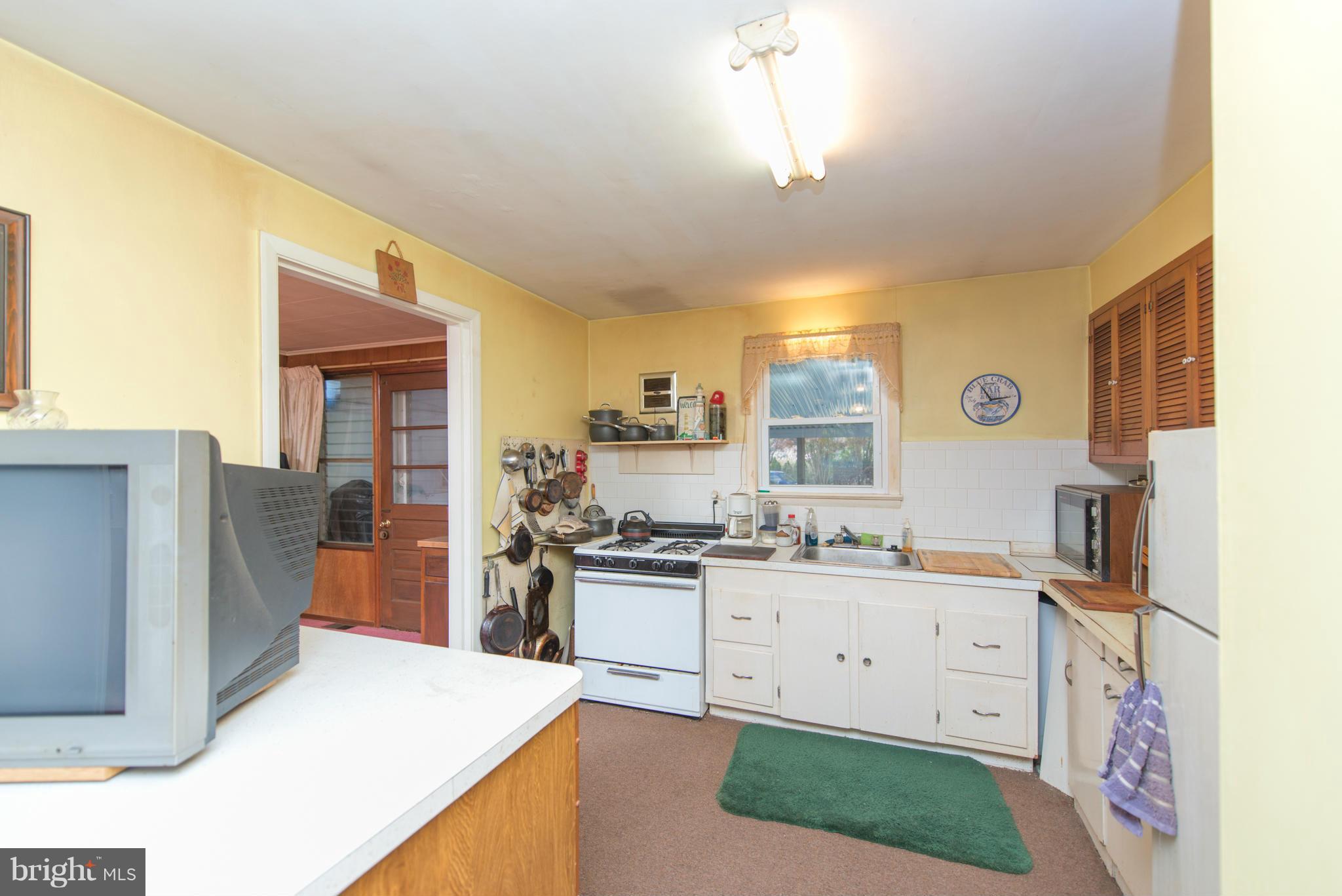 7840 Harbor Road Pasadena, MD 21122 - Photo 10 of 30 Kitchen