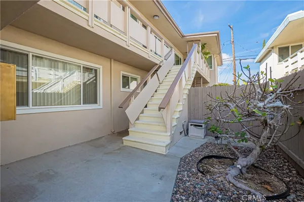 a view of entryway with a front door