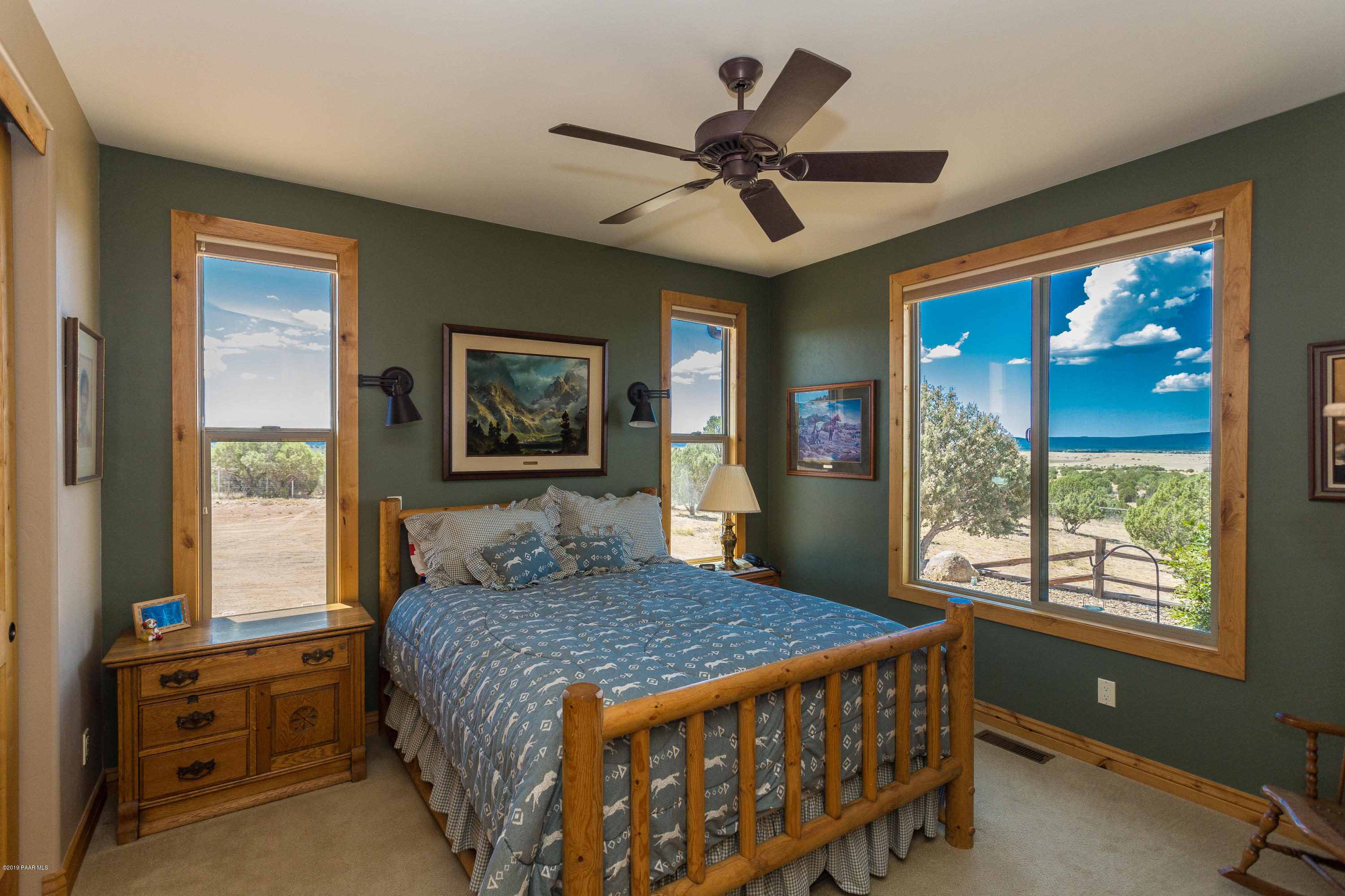 7301 Dillon Wash Road Prescott, AZ 86305 - Photo 10 of 36 a bedroom with a large bed and a window