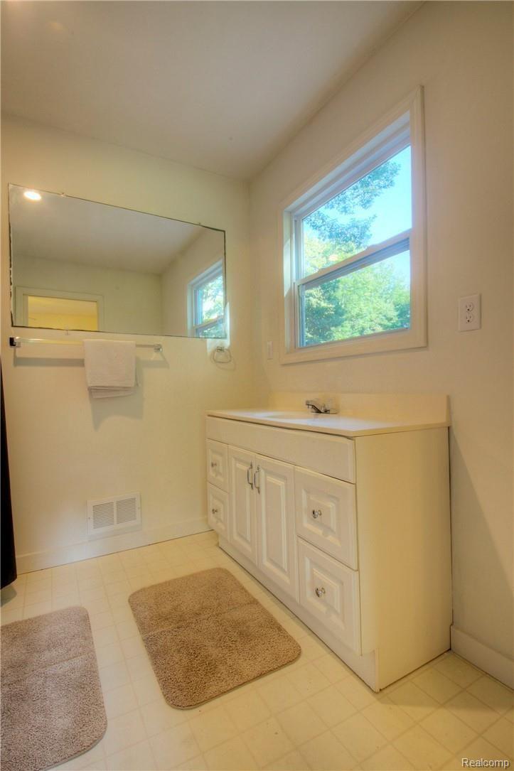 13285 E Road Montrose, MI 48457 - Photo 18 of 53 930A5982_3_4.jpg