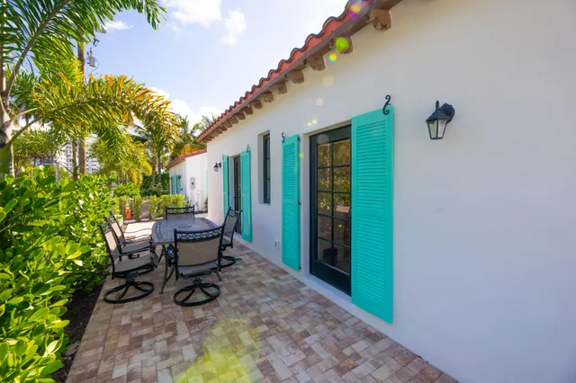 a view of a house with backyard and sitting area