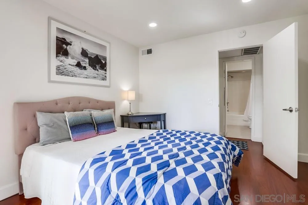 6314 Friars Road, Unit 116 San Diego, CA 92108 - Photo 18 of 36 a bedroom with a large bed and a lamp