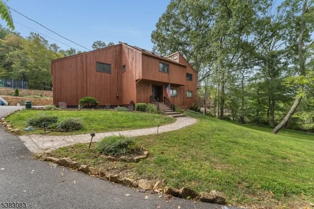 $885,000 | 147 Beacon Hill Road, Califon, NJ 07830
