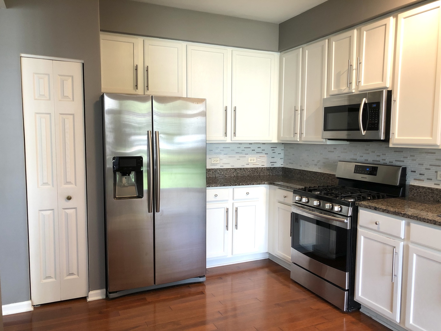 2330 Sheehan Drive Naperville, IL 60564 - Photo 10 of 18 a kitchen with granite countertop a refrigerator stove and microwave