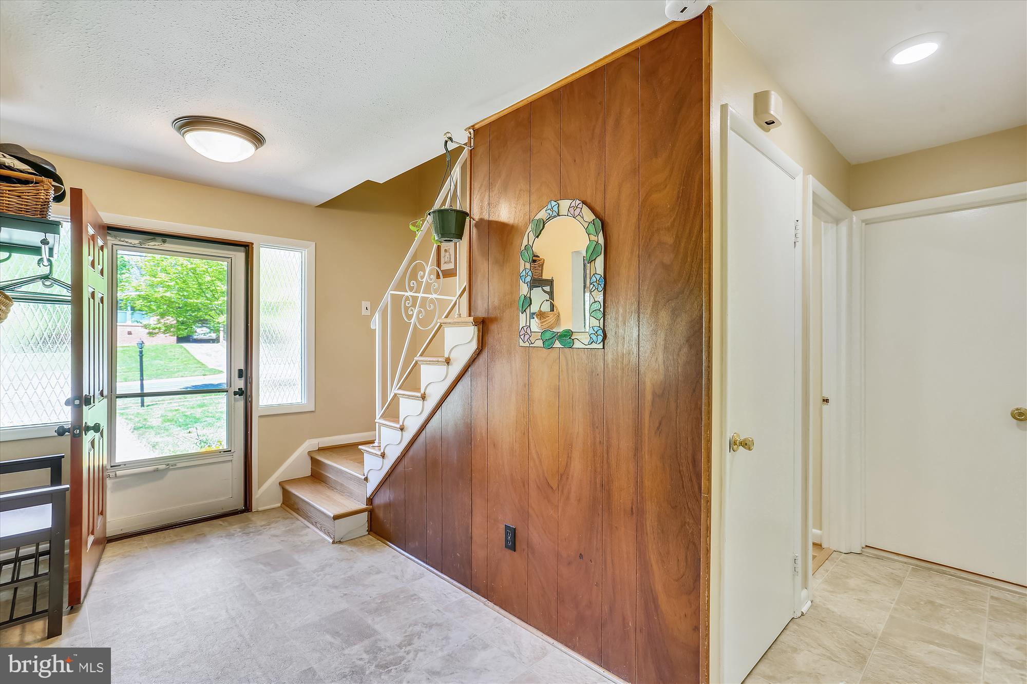 11513 Lovejoy Street Silver Spring, MD 20902 - Photo 4 of 30 Entry