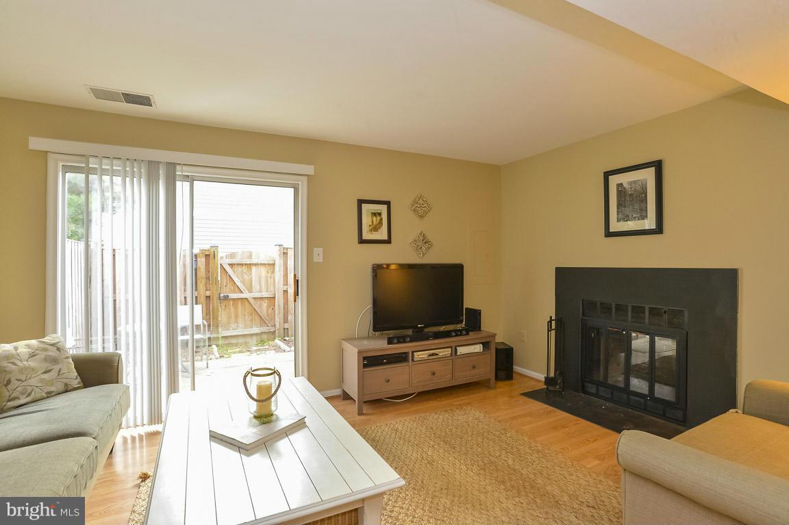 2425 South Walter Reed Drive, Unit 16 Arlington, VA 22206 - Photo 2 of 21 Living Room