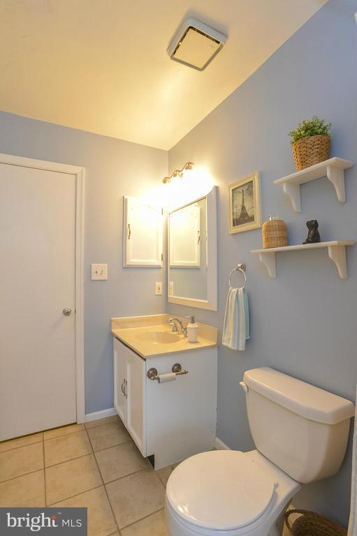 2425 South Walter Reed Drive, Unit 16 Arlington, VA 22206 - Photo 14 of 21 Bath (Master)