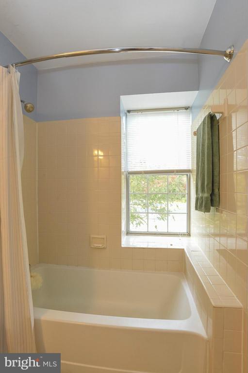 2425 South Walter Reed Drive, Unit 16 Arlington, VA 22206 - Photo 15 of 21 Bath (Master)