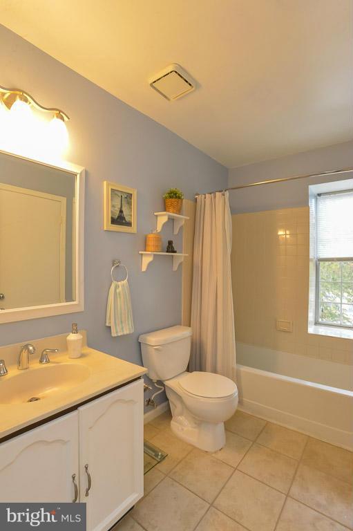 2425 South Walter Reed Drive, Unit 16 Arlington, VA 22206 - Photo 16 of 21 Bath (Master)