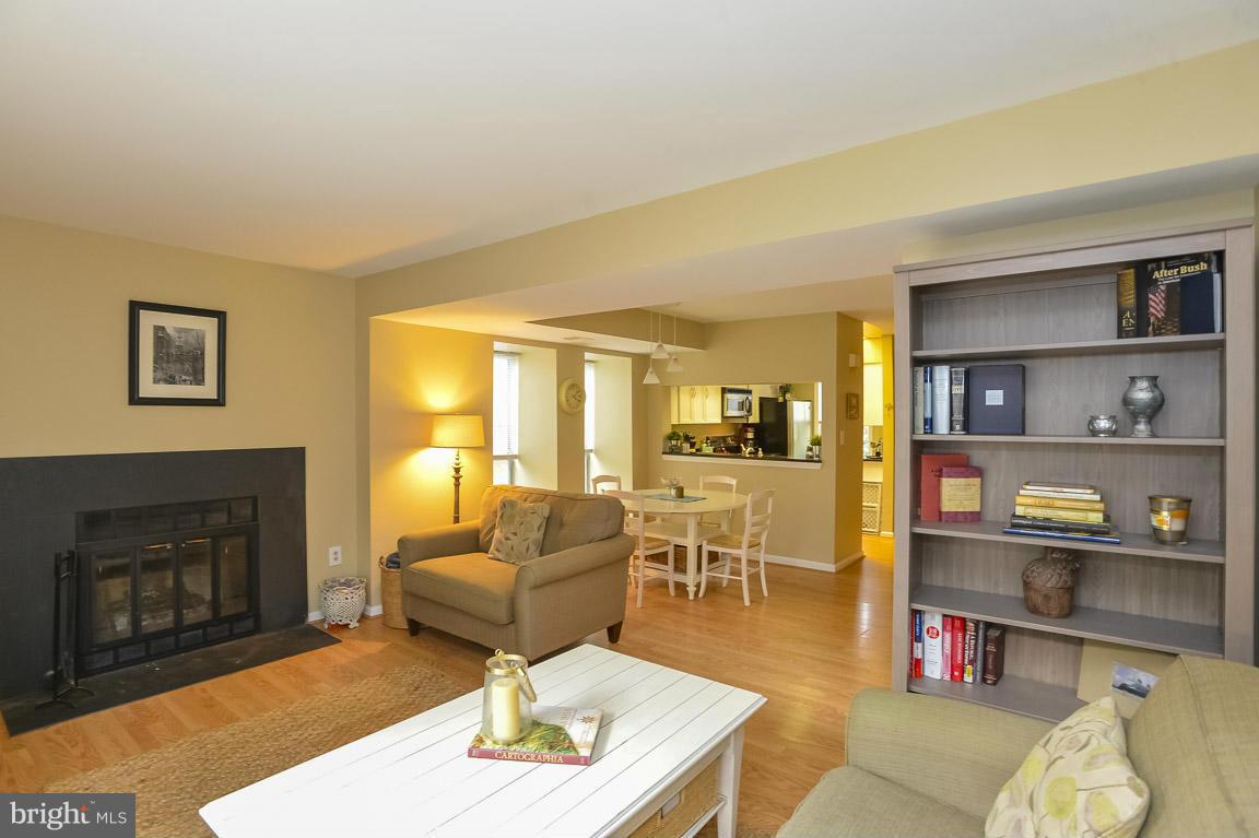 2425 South Walter Reed Drive, Unit 16 Arlington, VA 22206 - Photo 4 of 21 Living Room