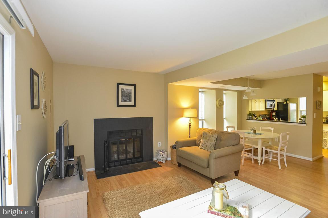 2425 South Walter Reed Drive, Unit 16 Arlington, VA 22206 - Photo 5 of 21 Living Room