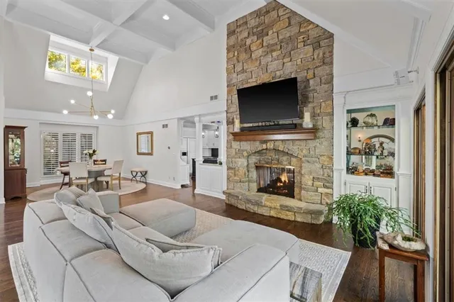 $999,999 | 16750 Village Drive, Loch Lloyd, MO 64012