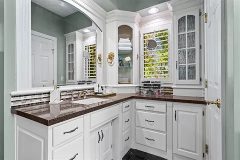 $999,999 | 16750 Village Drive, Loch Lloyd, MO 64012