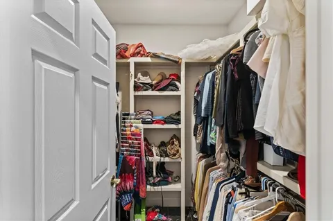 $999,999 | 16750 Village Drive, Loch Lloyd, MO 64012