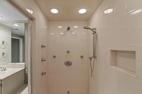 $999,999 | 16750 Village Drive, Loch Lloyd, MO 64012