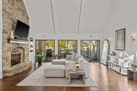 $999,999 | 16750 Village Drive, Loch Lloyd, MO 64012