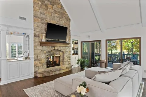 $999,999 | 16750 Village Drive, Loch Lloyd, MO 64012