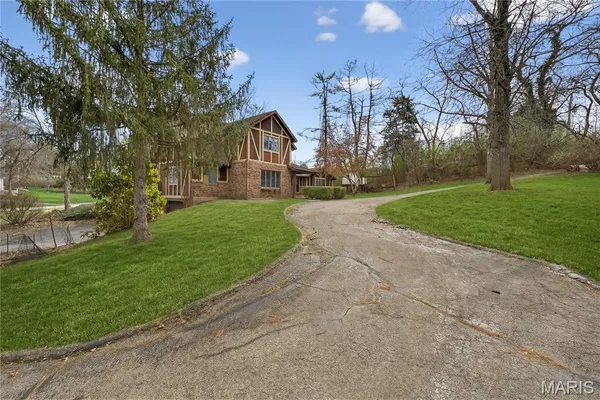 $894,900 | 13777 Clayton Road, Town and Country, MO 63017