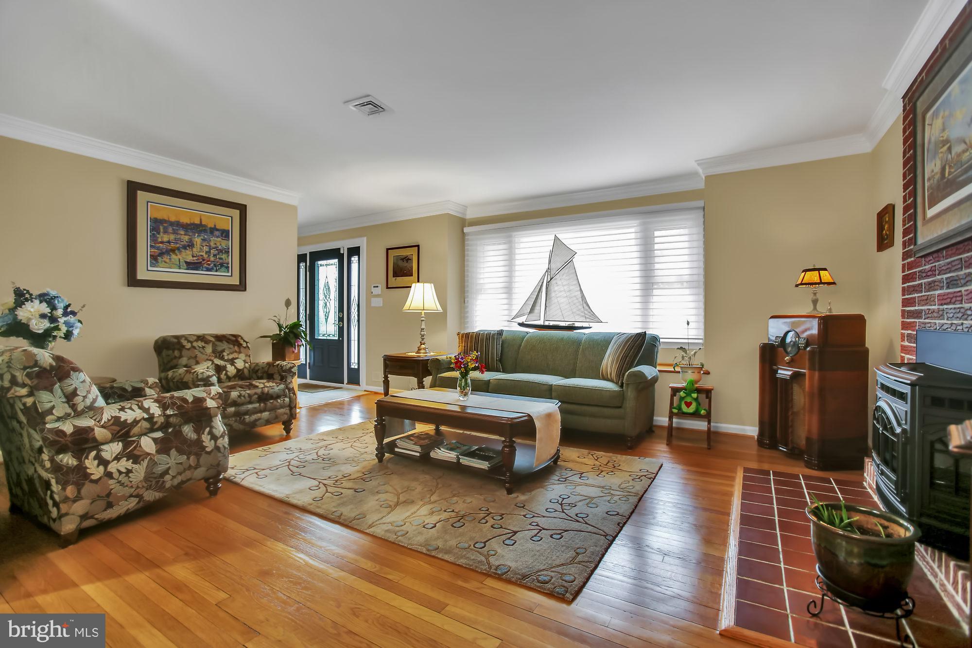 8012 East Riverside Drive Pasadena, MD 21122 - Photo 2 of 38 Gleaming Hardwoods
