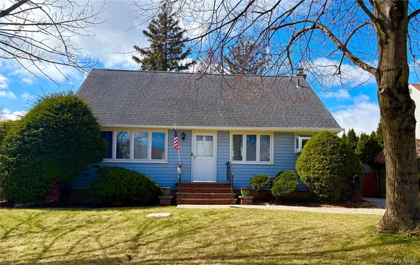 $725,000 | 9 Northcote Road, Westbury, NY 11590