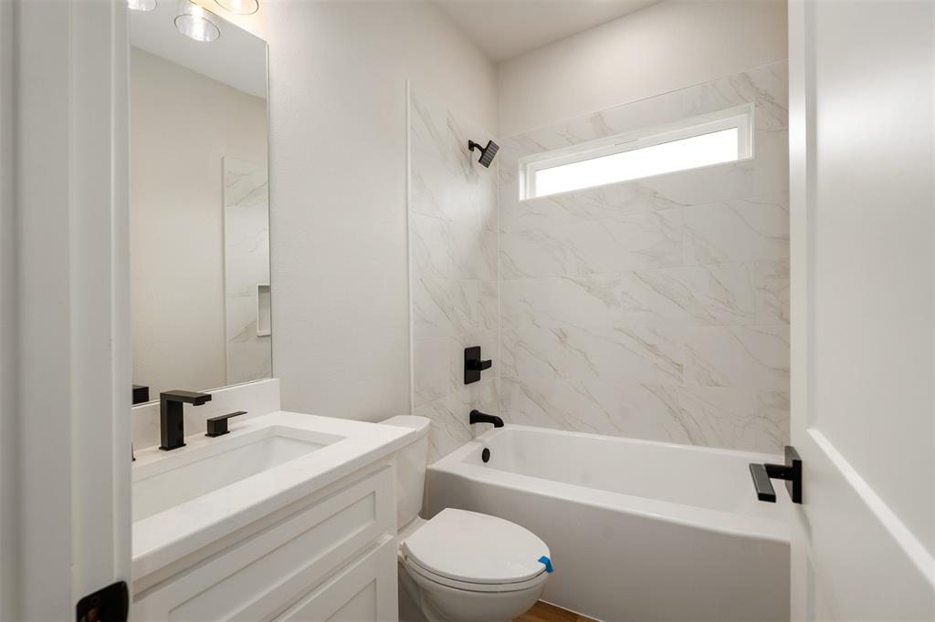 507 Limestone Circle Mabank, TX 75147 - Photo 24 of 36 a bathroom with a sink a toilet and a bathtub