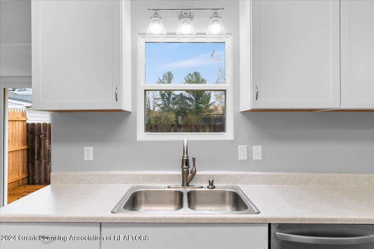 615 Clement Road Lansing, MI 48917 - Photo 13 of 33 20-Media Jett - 31